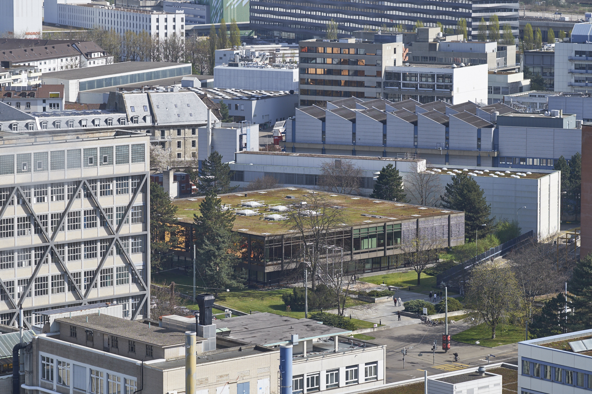 Blick vom Novartis-Hochhaus auf das Areal.