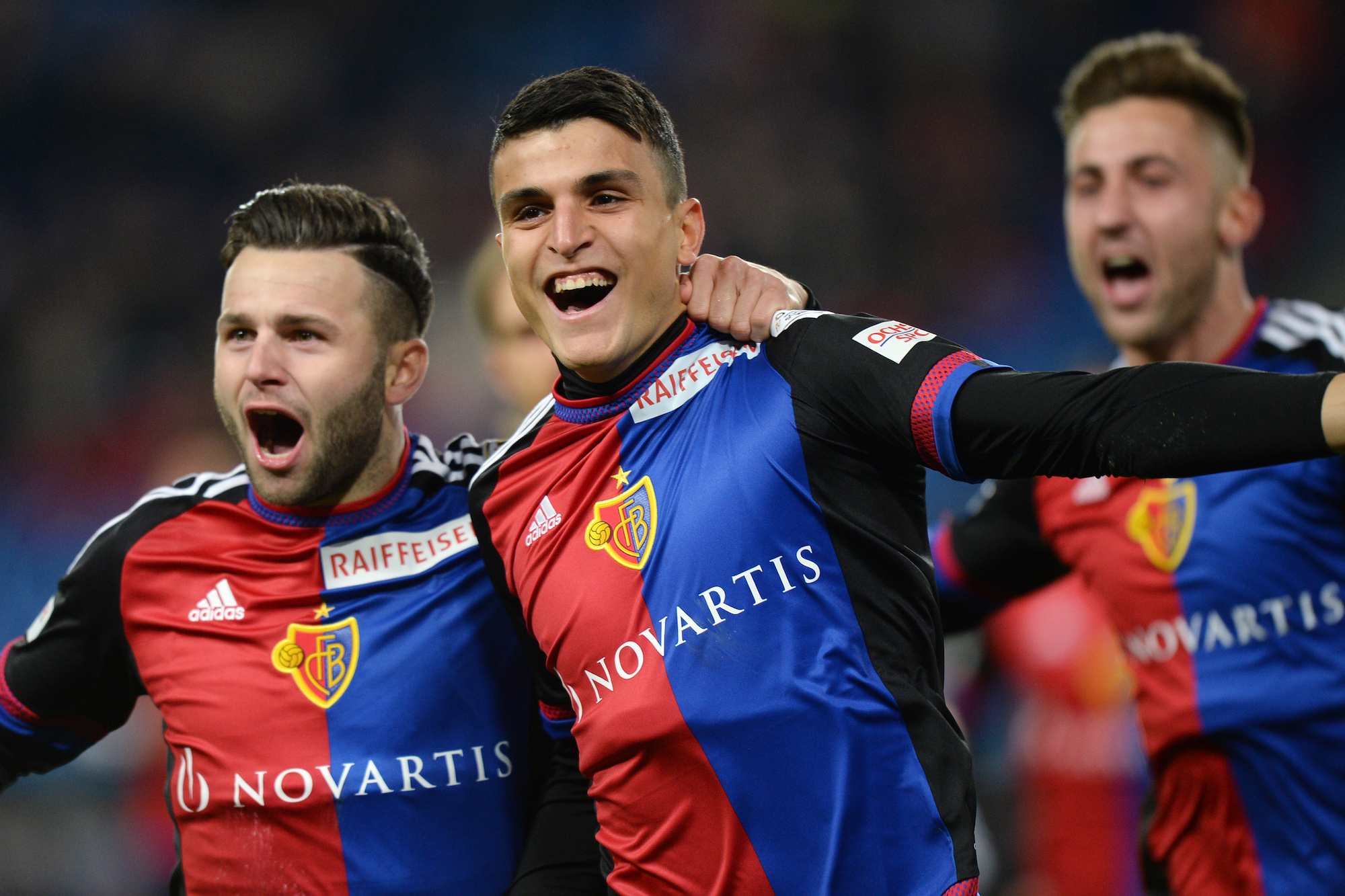 04.02.2017; Basel; Fussball Super League - FC Basel - FC Lugano; Mohamed Elyounoussi und Renato Steffen (Basel) jubeln ueber das 1:0 (Steffen Schmidt/freshfocus)