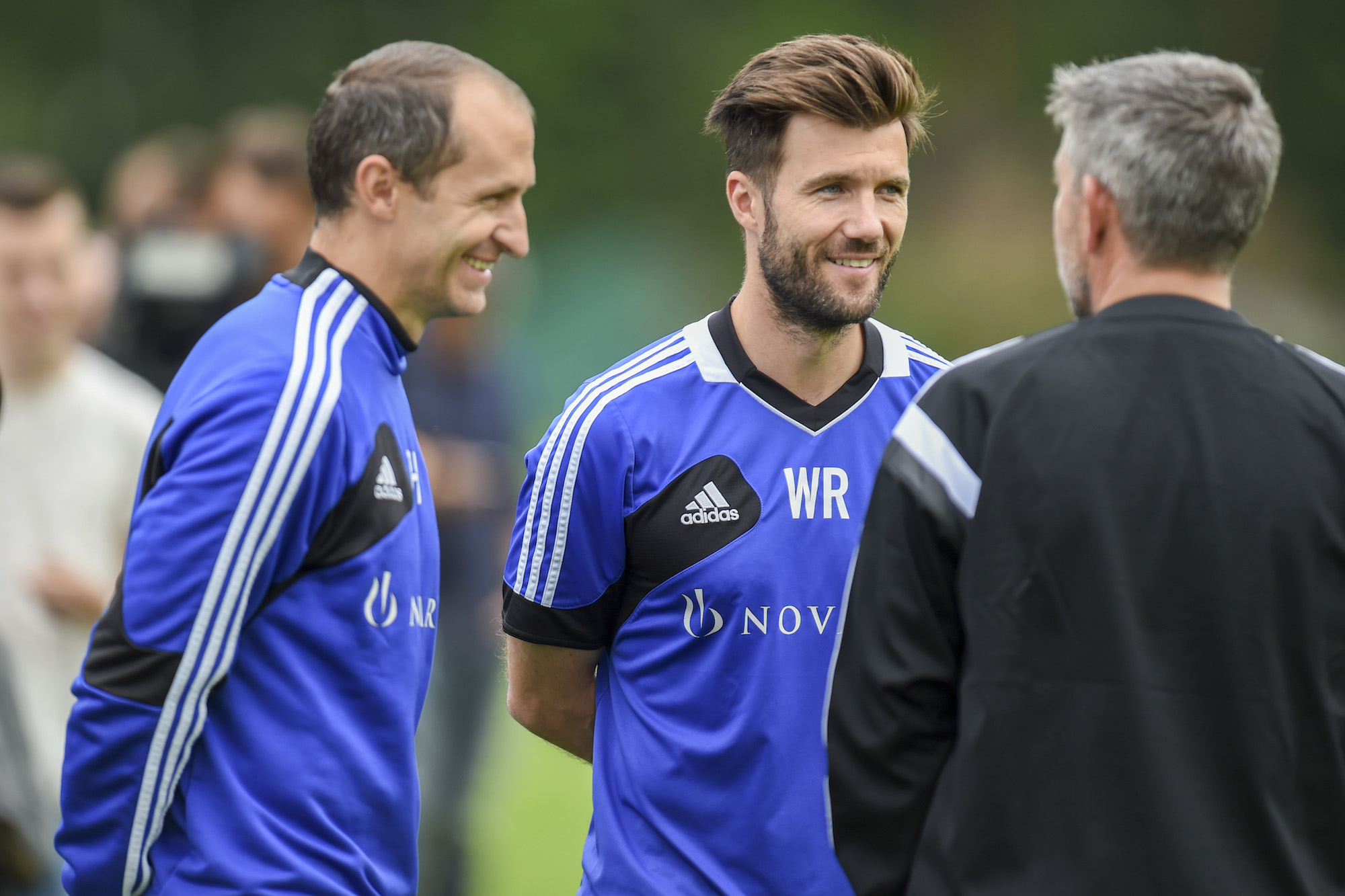 22.06.2015; Basel; Fussball Super League - Training Basel; Thomas Haeberli und Raphael Wicky im Gespraech mit Trainer Urs Fischer (Basel) (Andy Mueller/freshfocus)