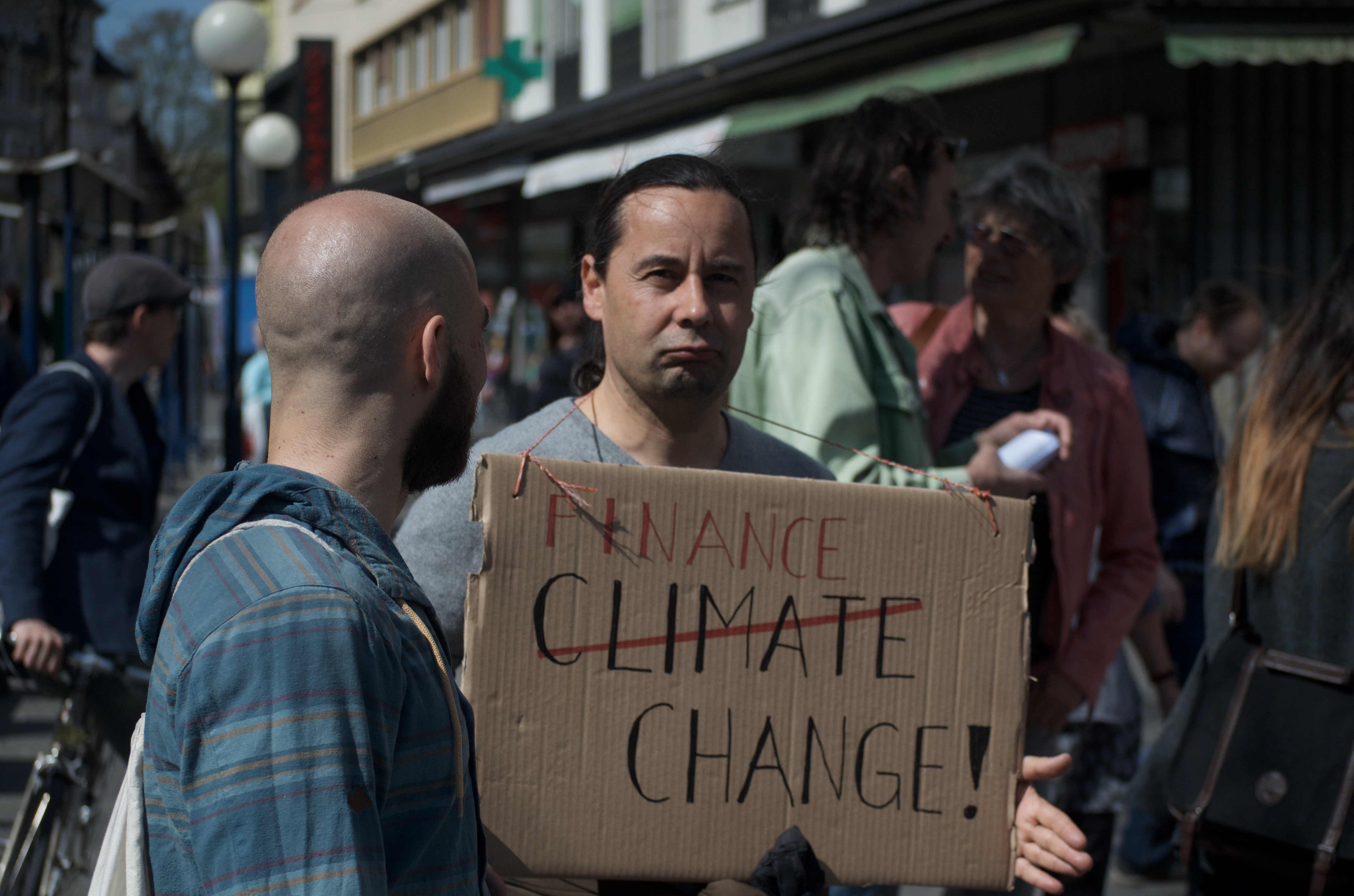Demonstrant gegen Trump, UBS und CS.