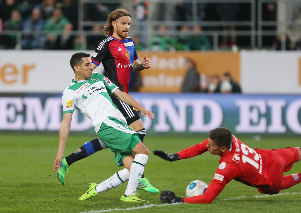 Die beste St. Galler Chance in der zweiten Halbzeit hat hier Yannis Tafer, links, der am mutigen Basler Ersatzgoalie Djordje Nikolic, rechts, scheitert, beobachtet vom Basler Michael Lang, Mitte, aufgenommen am Samstag, 1. April 2017, beim Fussball Super-League Spiel zwischen dem FC St. Gallen und dem FC Basel im Kybunpark in St. Gallen. (KEYSTONE/Eddy Risch)