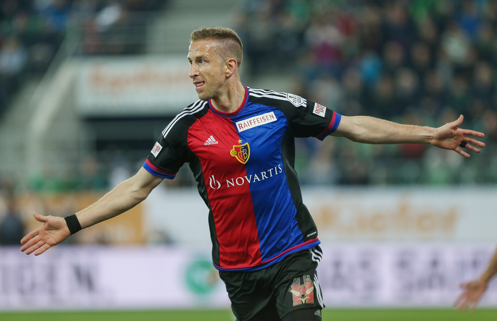 Der Basler Marc Janko freut sich nach seinem Kopfballtreffer zum 0:2, aufgenommen am Samstag, 1. April 2017, beim Fussball Super-League Spiel zwischen dem FC St. Gallen und dem FC Basel in der kybunpark in St. Gallen. (KEYSTONE/Eddy Risch)