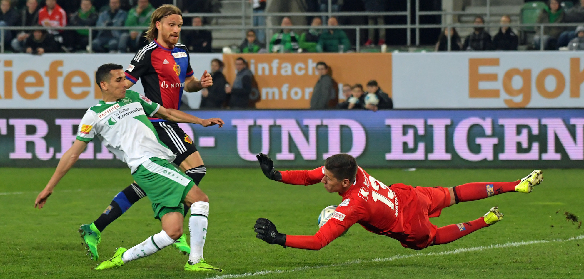 St.Gallen, 01.04.2017, Fussball Super League - FC St.Gallen - FC Basel, St. Gallens Yannis Tafer scheitert am Torhueter Djordje Nikolic (FCB) (Gonzalo Garcia/EQ Images)