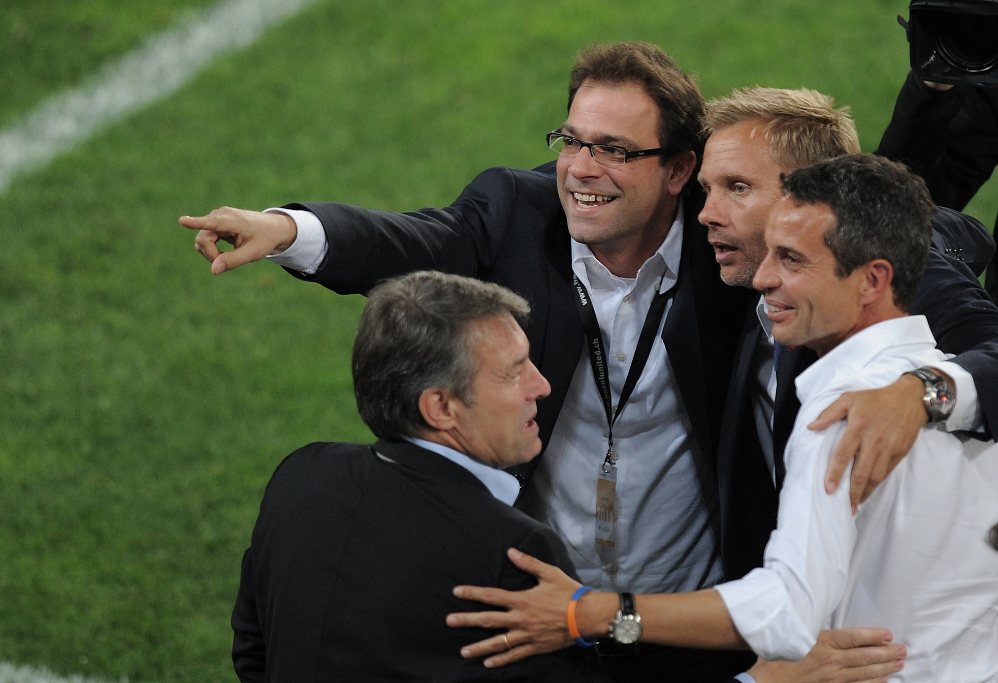 Basel, 25.5.2011. Sport, Fussball, Axpo Super League 2010/2011 FC Basel - FC Luzern FC Basel ist Schweizer Meister! FC Basel Sportkoordinator Georg Heitz , FC Basel Trainer Thorsten Fink und FC Basel Vizepraesident Bernhard Heusler (v.li) © foto-net / Teamfoto