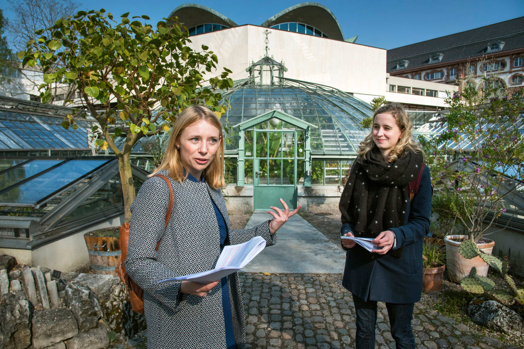 Aline Vogt (links) im Botanischen Garten in der Rolle des Minnesängers Walther von Klingen, dessen Name in Basel im Klingental hängengeblieben ist.