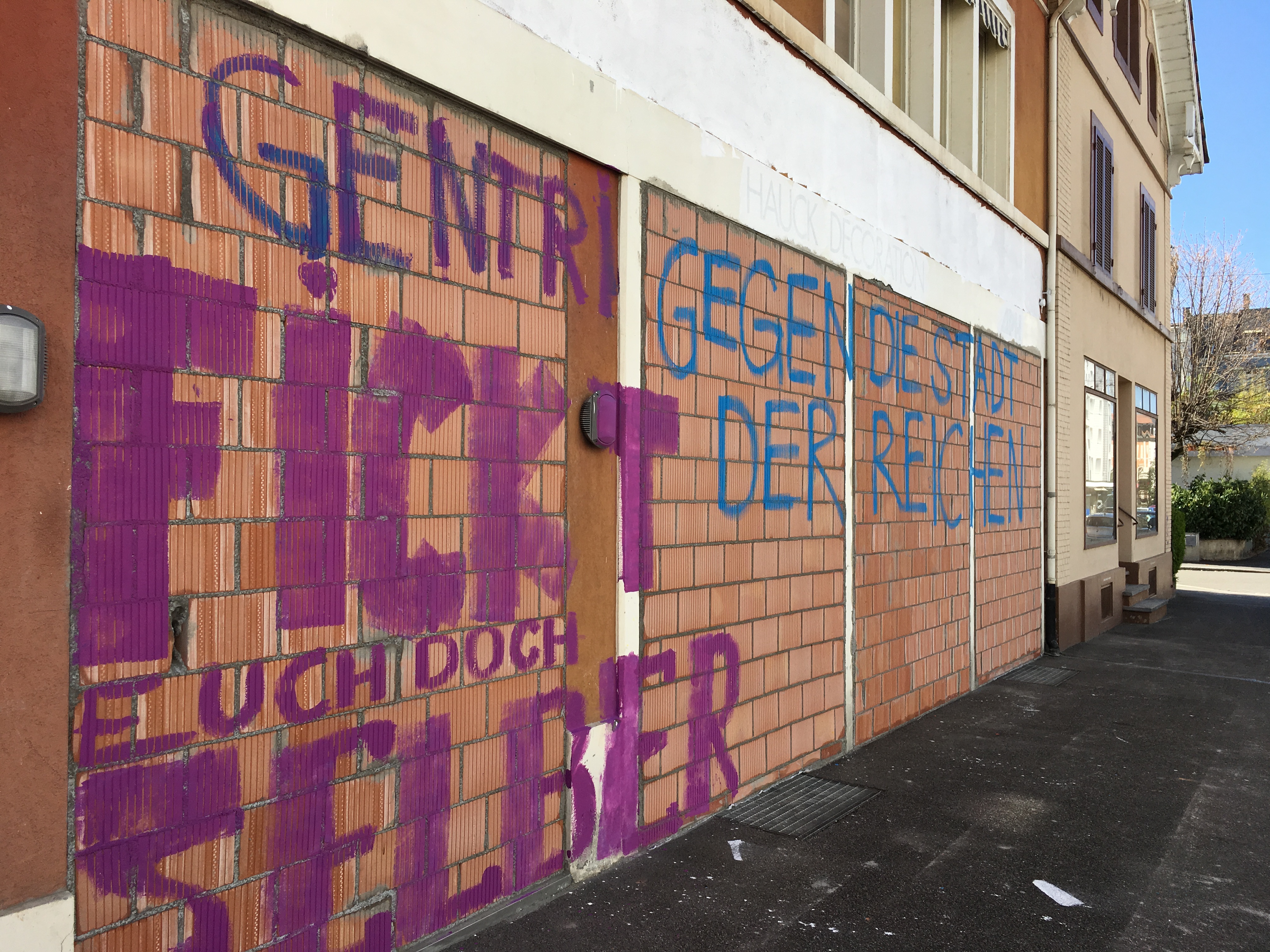 Die ebenfalls leerstehenden anliegende Liegenschaft, hat der Eigentümer in den letzten Tagen zumauern lassen.
