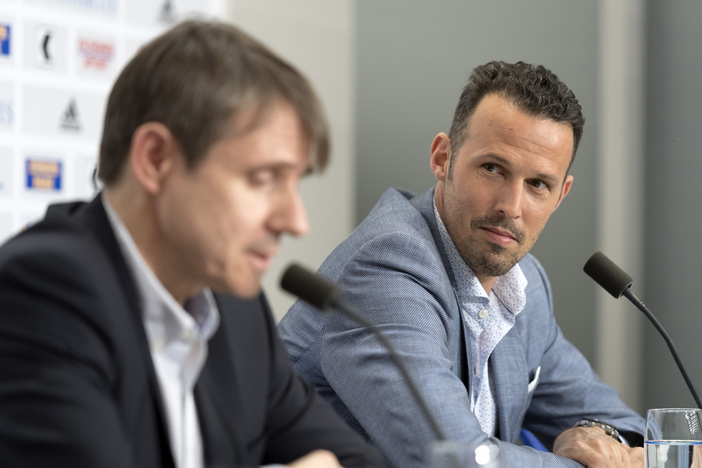 Die neue Clubleitung des FC Basel mit Bernhard Burgener, links, und Marco Streller, rechts, spricht an der Pressekonferenz nach der ausserordentlichen Mitgliederversammlung des FC Basel im Medienzentrum des St. Jakob-Parks in Basel am Freitag, 7. April 2017. (KEYSTONE/Georgios Kefalas)