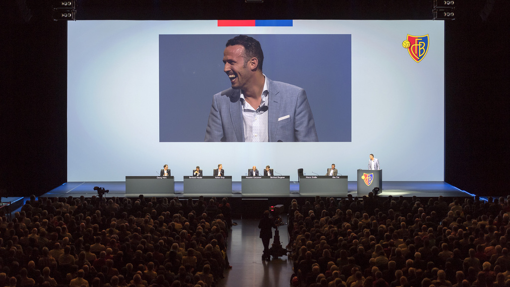 Marco Streller lacht an der ausserordentlichen Mitgliederversammlung des FC Basel in der St. Jakobshalle in Basel am Freitag, 7. April 2017. (KEYSTONE/Georgios Kefalas)