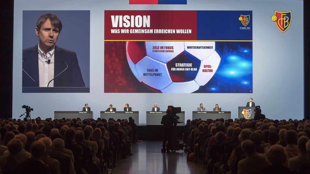 Bernhard Burgener bei der Präsentation seiner Visionen als Club-Besitzer und -Präsident des FC Basel vor den Mitgliedern am Freitag in der St. Jakobshalle. » Das Konzept als PDF