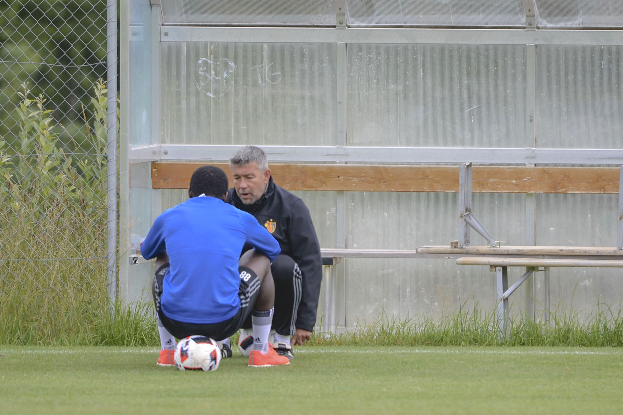14.07.2016; Crans Montana; Fussball Super League - Trainingslager FC Basel; Seydou Doumbia (Basel) im Gespraech mit Trainer Urs Fischer (Basel) (Andy Mueller/freshfocus)