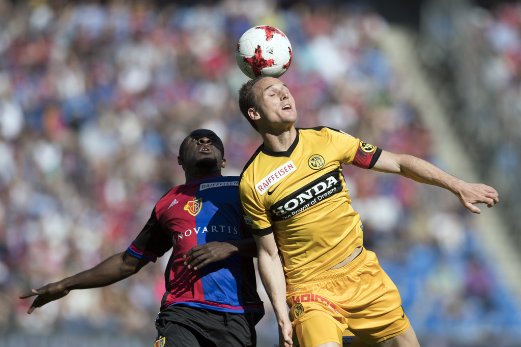Der Basler Seydou Doumbia, links, im Duell mit YBs Steve von Bergen im Fussball Meisterschaftsspiel der Super League zwischen dem FC Basel 1893 und dem BSC Young Boys, im Stadion St. Jakob-Park in Basel, am Sonntag, 9. April 2017. (KEYSTONE/Peter Schneider)