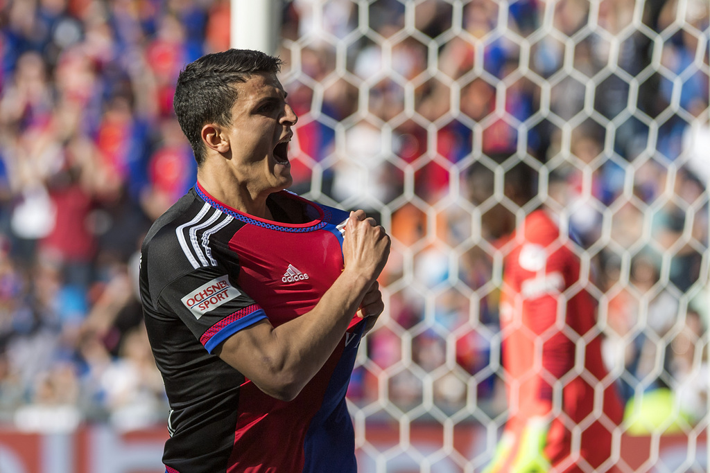 Der Basler Mohamed Elyounoussi jubelt ueber seinen Ausgleich zum 1:1 im Fussball Meisterschaftsspiel der Super League zwischen dem FC Basel 1893 und dem BSC Young Boys im Stadion St. Jakob-Park in Basel, am Sonntag, 9. April 2017. (KEYSTONE/Georgios Kefalas)
