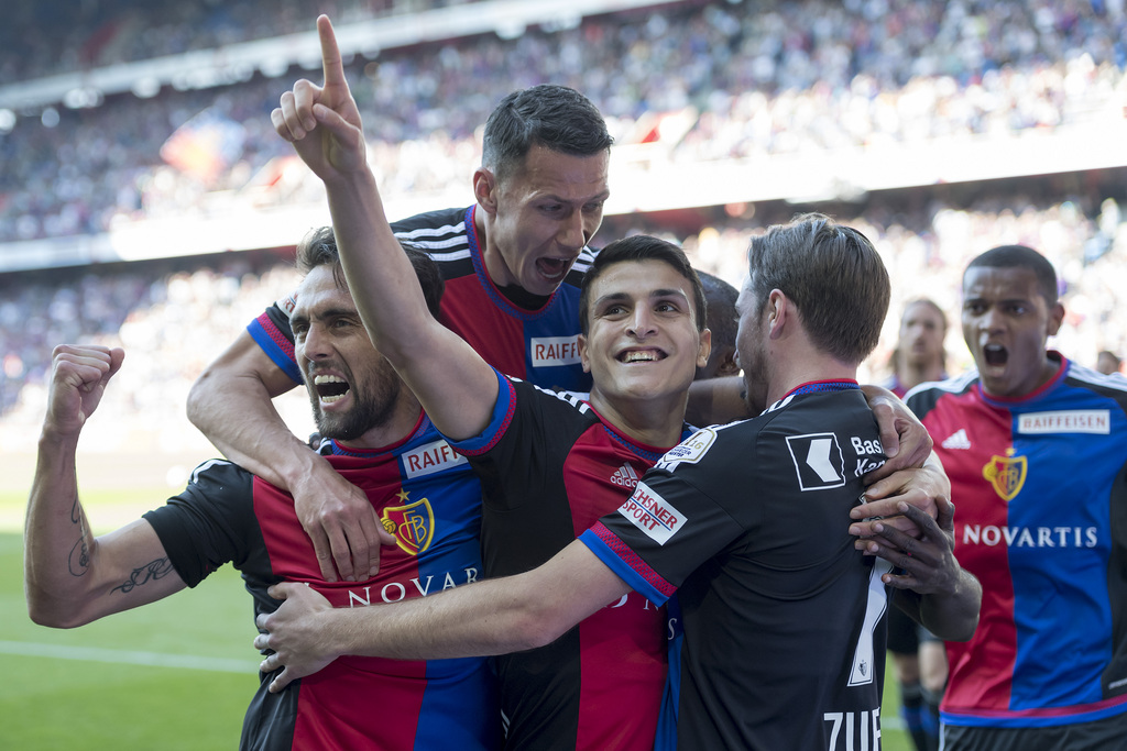 Der Basler Mohamed Elyounoussi, MItte, jubelt ueber seinen Ausgleich zum 1:1 im Fussball Meisterschaftsspiel der Super League zwischen dem FC Basel 1893 und dem BSC Young Boys im Stadion St. Jakob-Park in Basel, am Sonntag, 9. April 2017. (KEYSTONE/Georgios Kefalas)