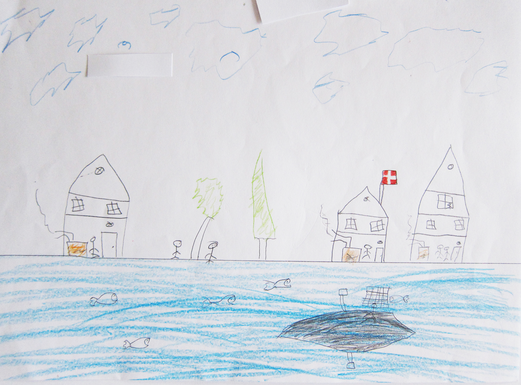 Häuser, Meer und Fischerboot, gezeichnet von einem Jungen im Primarschulalter.