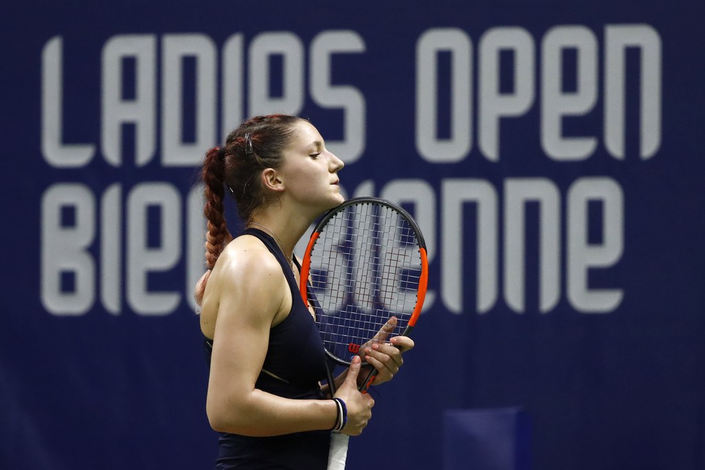 epa05901829 Rebeka Masarova of Switzerland reacts during her first round match against Annika Beck of Germany, at the WTA Ladies Open tennis tournament in Biel, Switzerland, 10 April 2017. EPA/PETER KLAUNZER