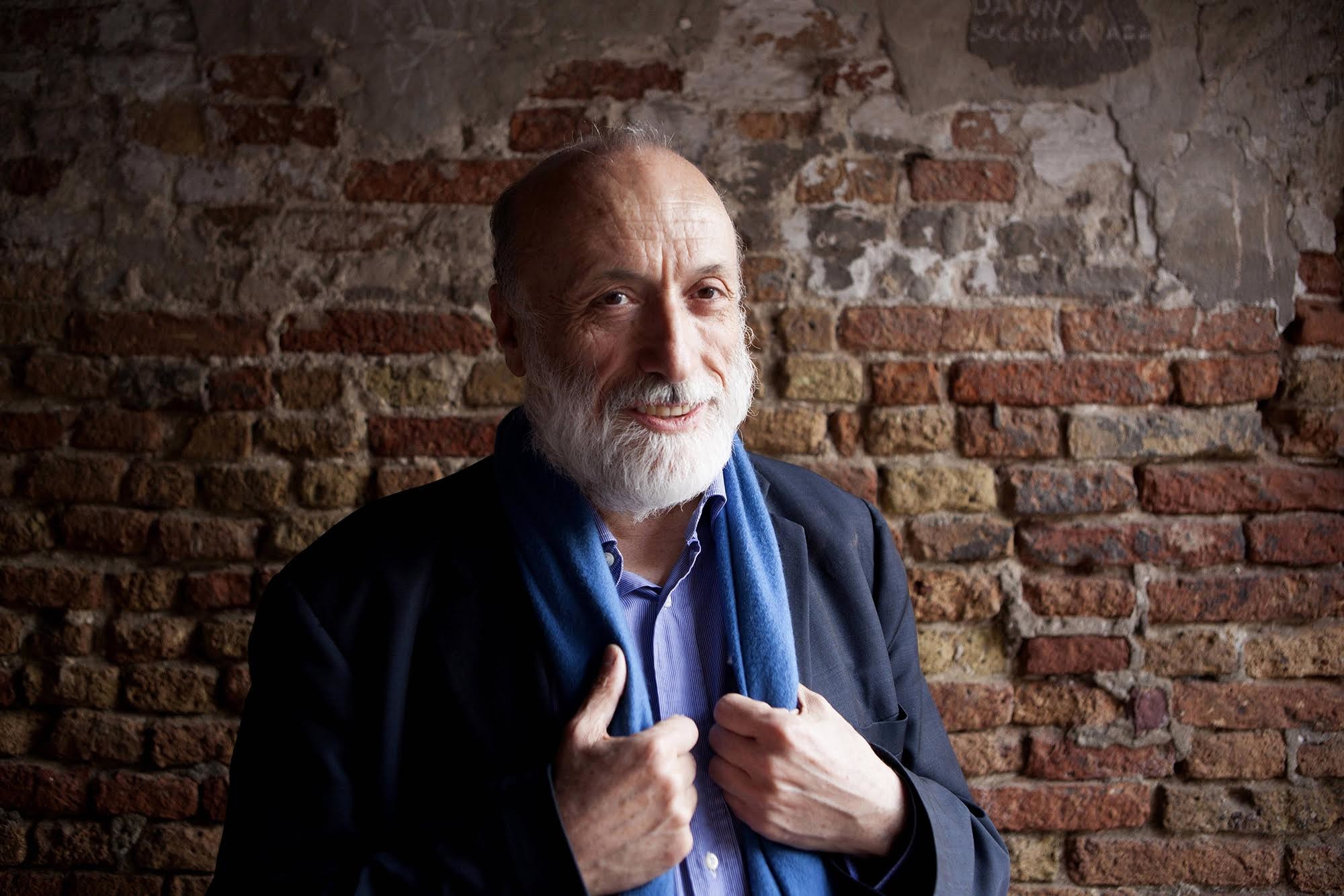 Isst auch während eines Interviews gern mal was feines: Carlo Petrini.