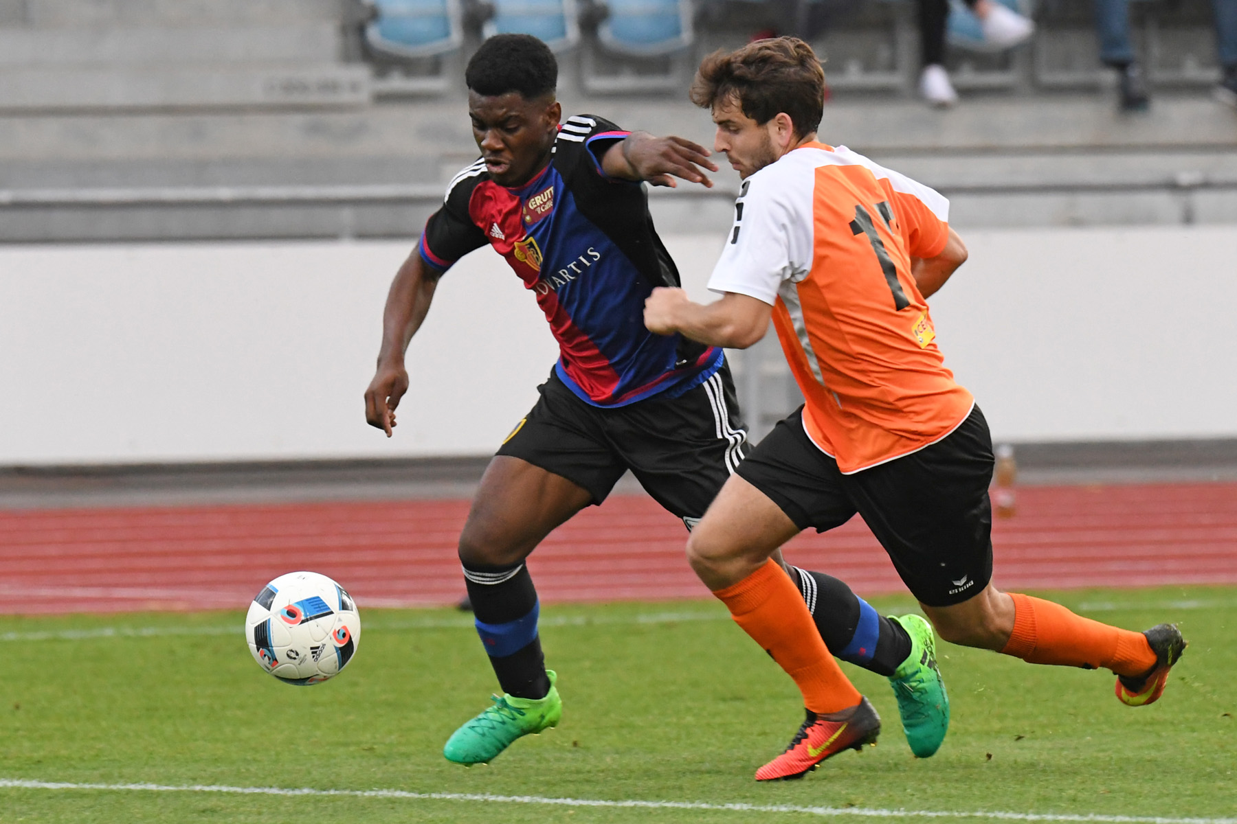 FC Basel U21 Nr.9 Afimico Pululu (r.) Foto: Uwe Zinke