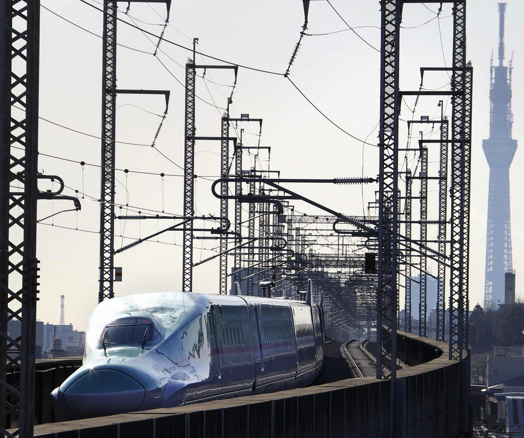 Der Tokoku-Shinkansen-Zug «Hayabusa» in Tokio. Er bringt Passagiere mit bis zu 300 Kilometern pro Stunde ans Ziel. (Symbolbild. The Yomiuri Shimbun via AP Images)