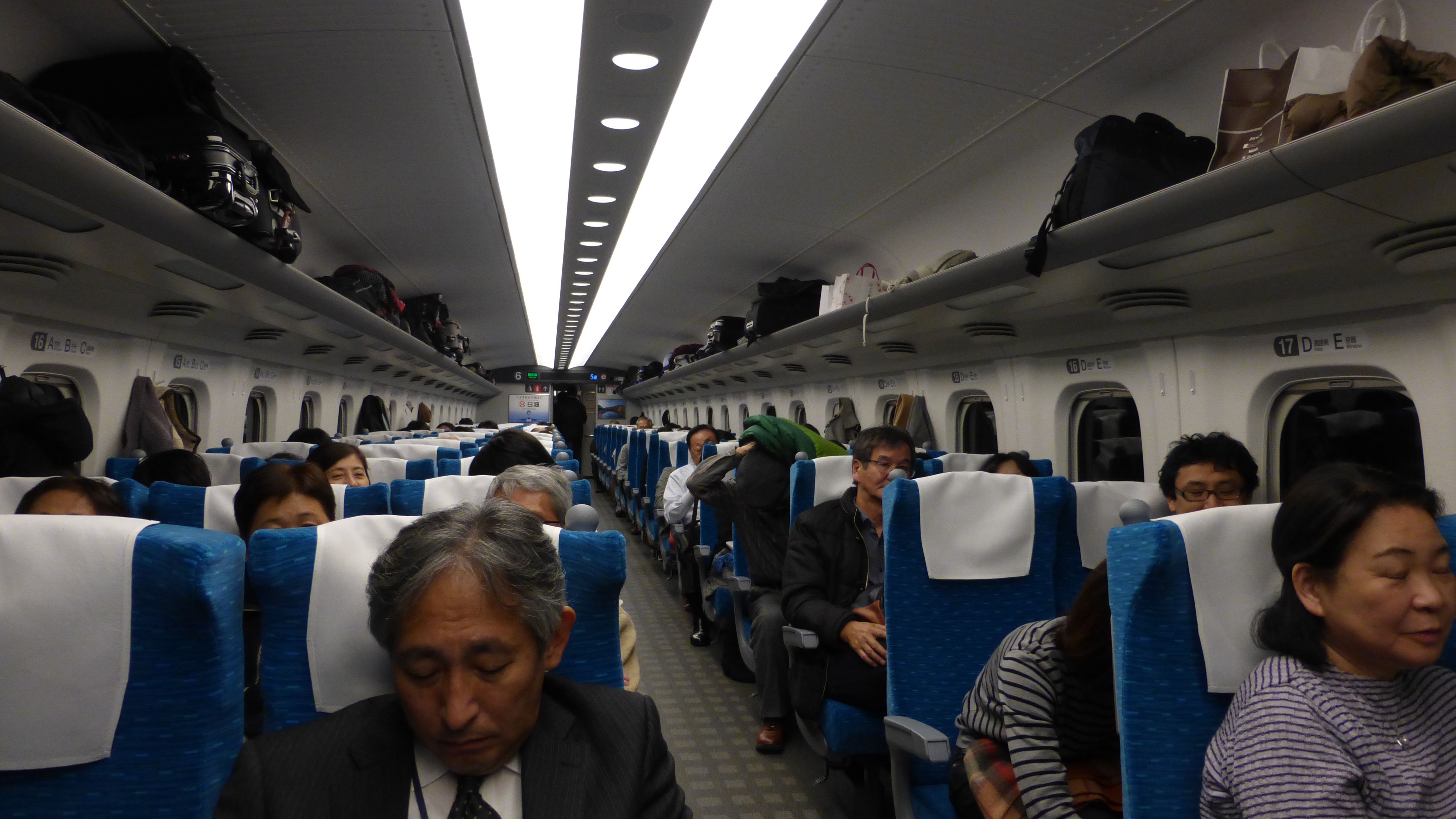 Im Zug: Fast absolute Stille. Es ist ein bisschen wie in einem Flugzeug auf Schienen.