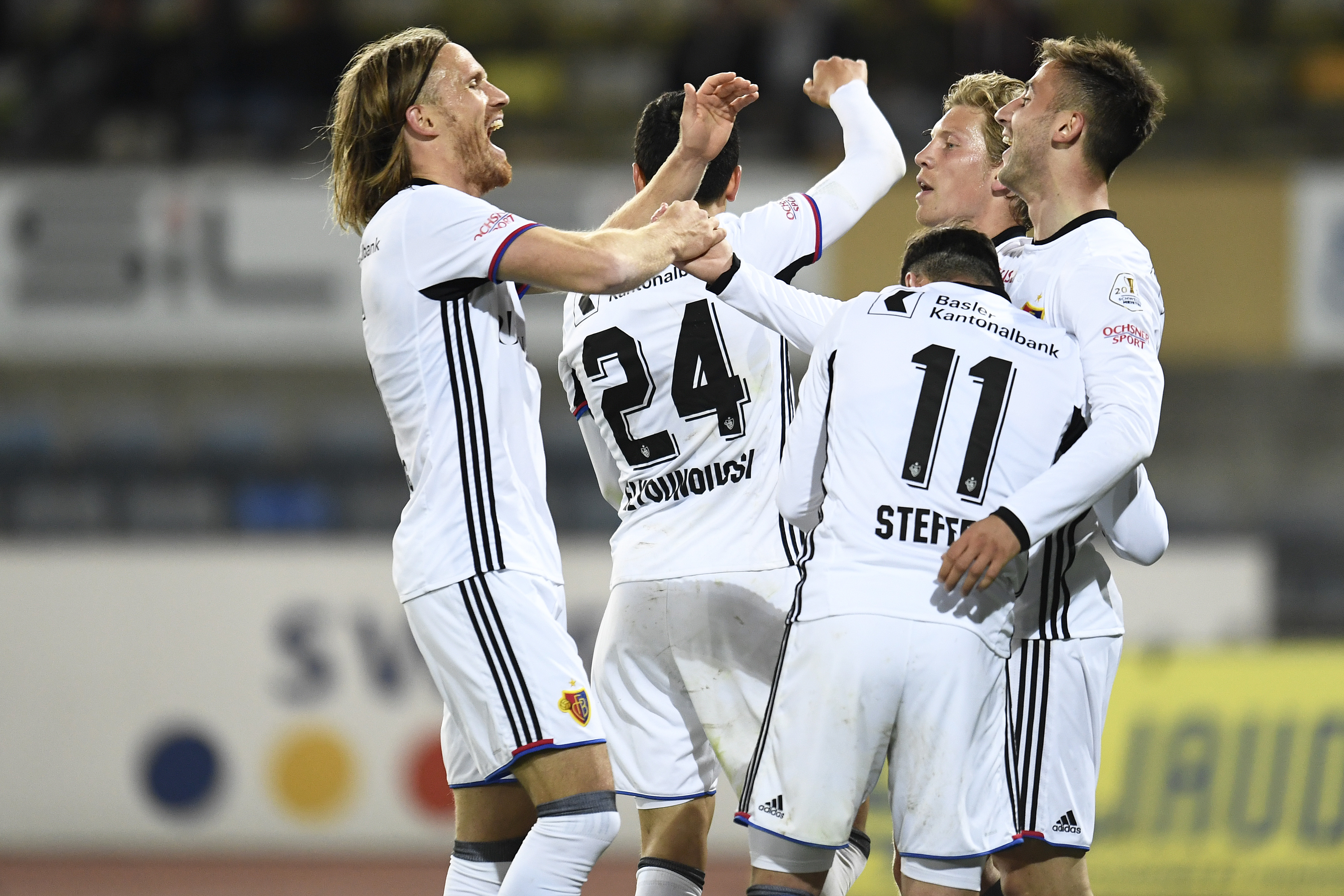 15.04.2017; Lausanne; Fussball Super League - FC Lausanne-Sport - FC Basel; Andraz Sporar (R, Basel) jubelt nach dem Tor zum mit Michael Lang (Basel), Mohamed Elyounoussi (Basel), Renato Steffen (Basel) und Alexander Fransson (Basel) (Urs Lindt/freshfocus)
