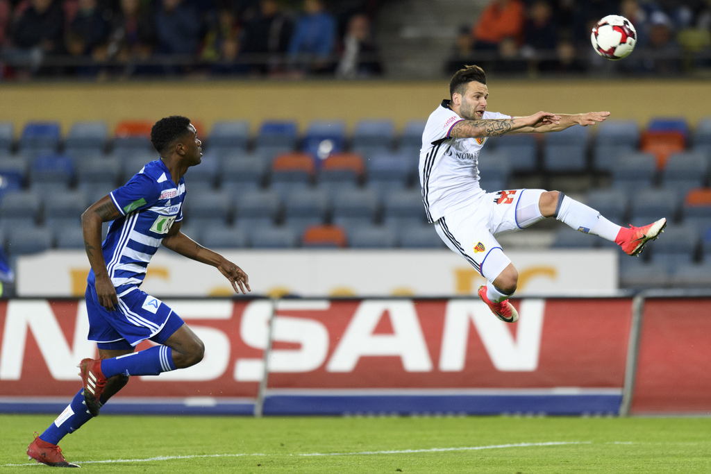 Le defenseur lausannois Elton Monteiro , gauche, lutte pour le ballon avec le milieu balois Renato Steffen, droite, lors de la rencontre de football de Super League entre le FC Lausanne-Sport, LS, et le FC Basel ce samedi 15 avril 2017 au stade olympique de la Pontaise a Lausanne. (KEYSTONE/Laurent Gillieron)