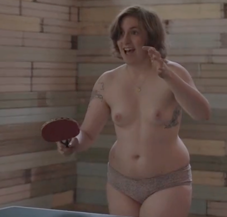 Hannah beim Ping Pong. Ja, und halb nackt.