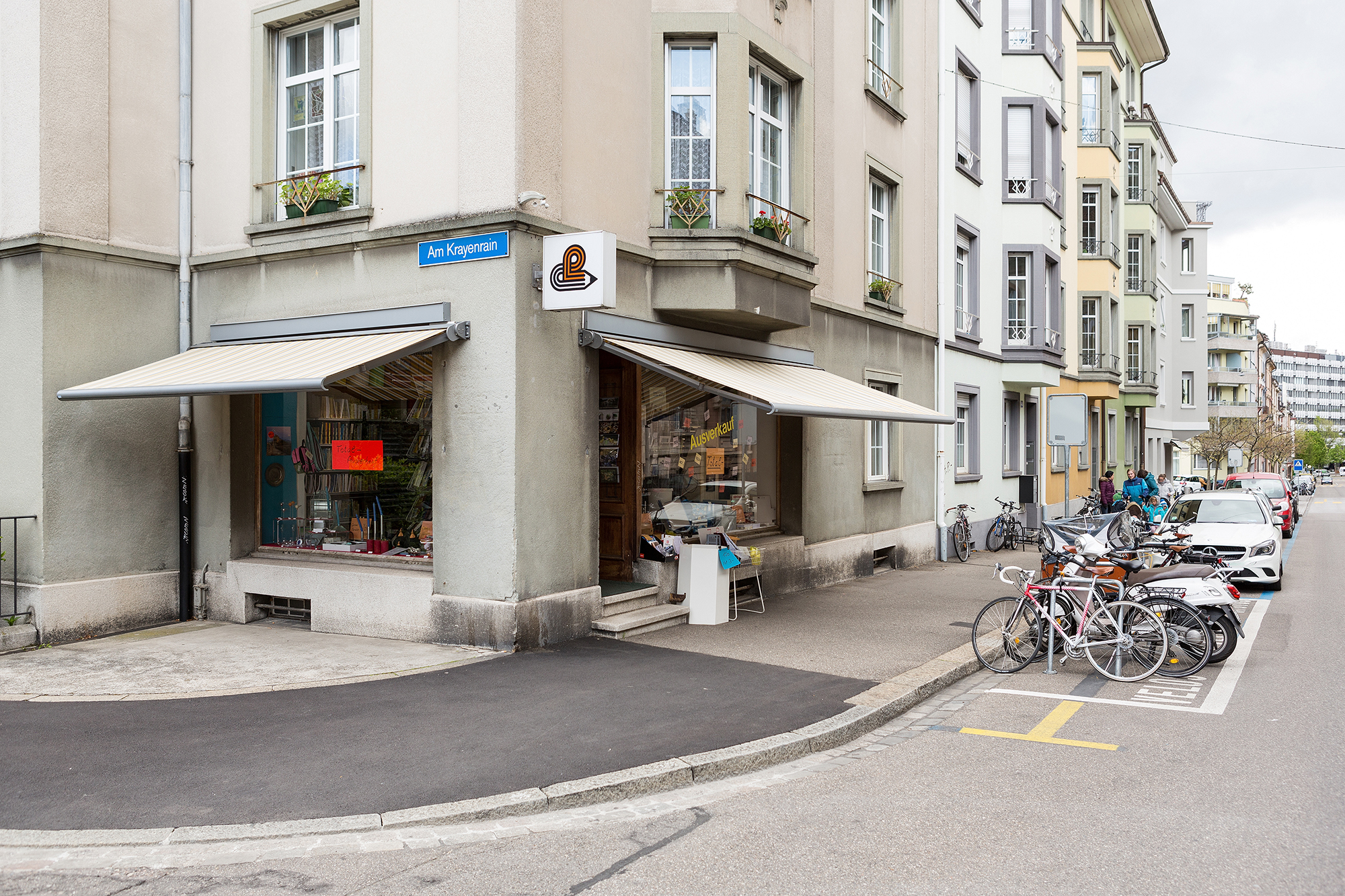 Schon bald steht hier ein Grafikerbüro statt der Papeterie.