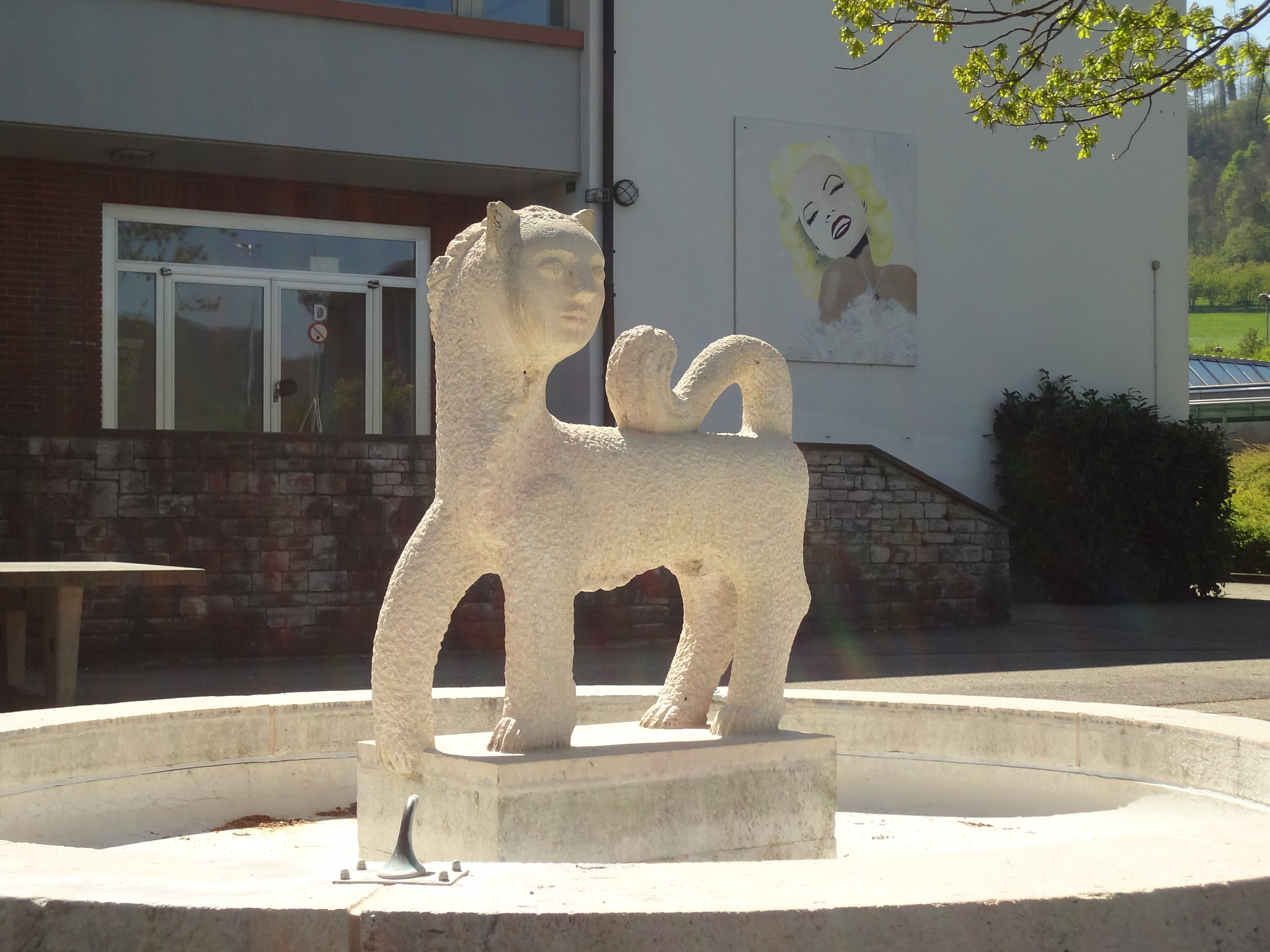 ...das geheimnisvolle Lurcherentier den Brunnen schmückt.
