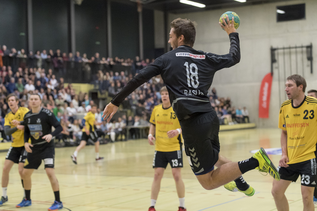 Der Basler Maurus Basler schiesst ein Tor im Spiel der Abstiegsrunde der Handball Nationalliga A Meisterschaft der Swiss Handball League zwischen dem RTV Basel und dem TSV Fortitudo Gossau, in der Sporthalle Rankhof in Basel, am Mittwoch, 26. April 2017. (KEYSTONE/Georgios Kefalas)