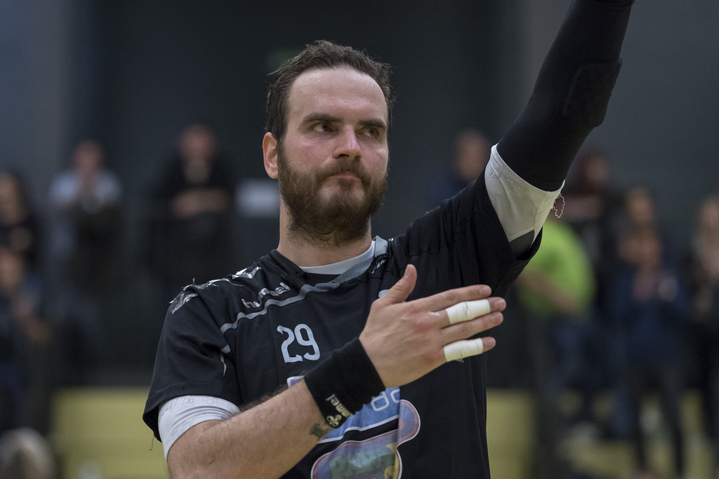 Der Basler Rares Jurca verabschiedet sich von den Fans nach dem Spiel der Abstiegsrunde der Handball Nationalliga A Meisterschaft der Swiss Handball League zwischen dem RTV Basel und dem TSV Fortitudo Gossau, in der Sporthalle Rankhof in Basel, am Mittwoch, 26. April 2017. (KEYSTONE/Georgios Kefalas)