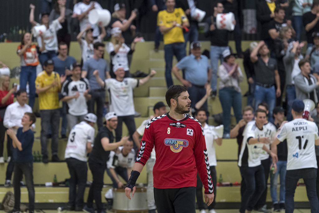 Die Gossauer Fans jubeln hinter dem Basler Torhueter Pascal Stauber nach dem Spiel der Abstiegsrunde der Handball Nationalliga A Meisterschaft der Swiss Handball League zwischen dem RTV Basel und dem TSV Fortitudo Gossau, in der Sporthalle Rankhof in Basel, am Mittwoch, 26. April 2017. (KEYSTONE/Georgios Kefalas)