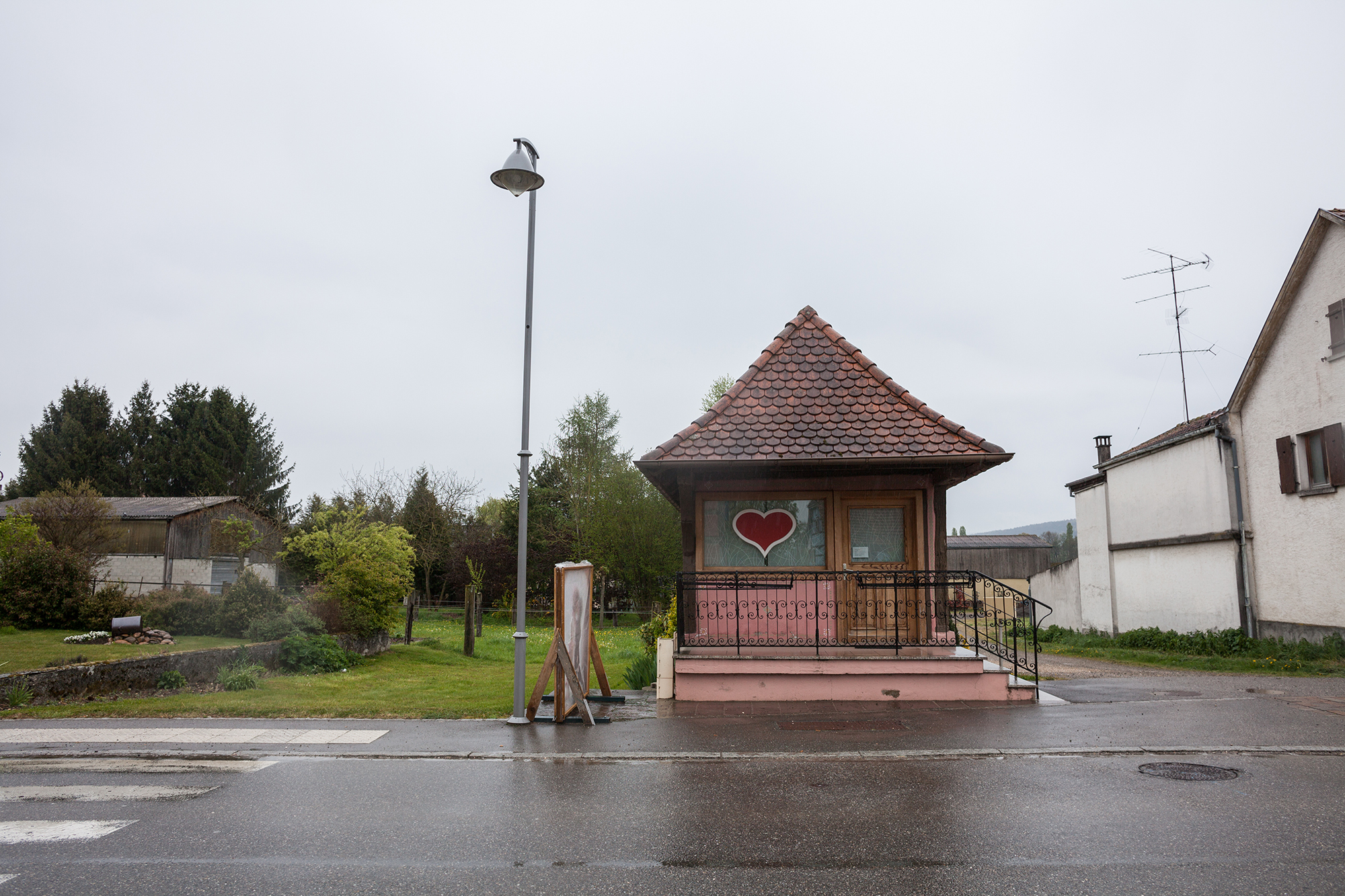 ...handelt es sich um das Musée d'Amoureux, das vielleicht kleinste Museum Frankreichs. Es geht, unschwer zu sehen, um die Liebe.