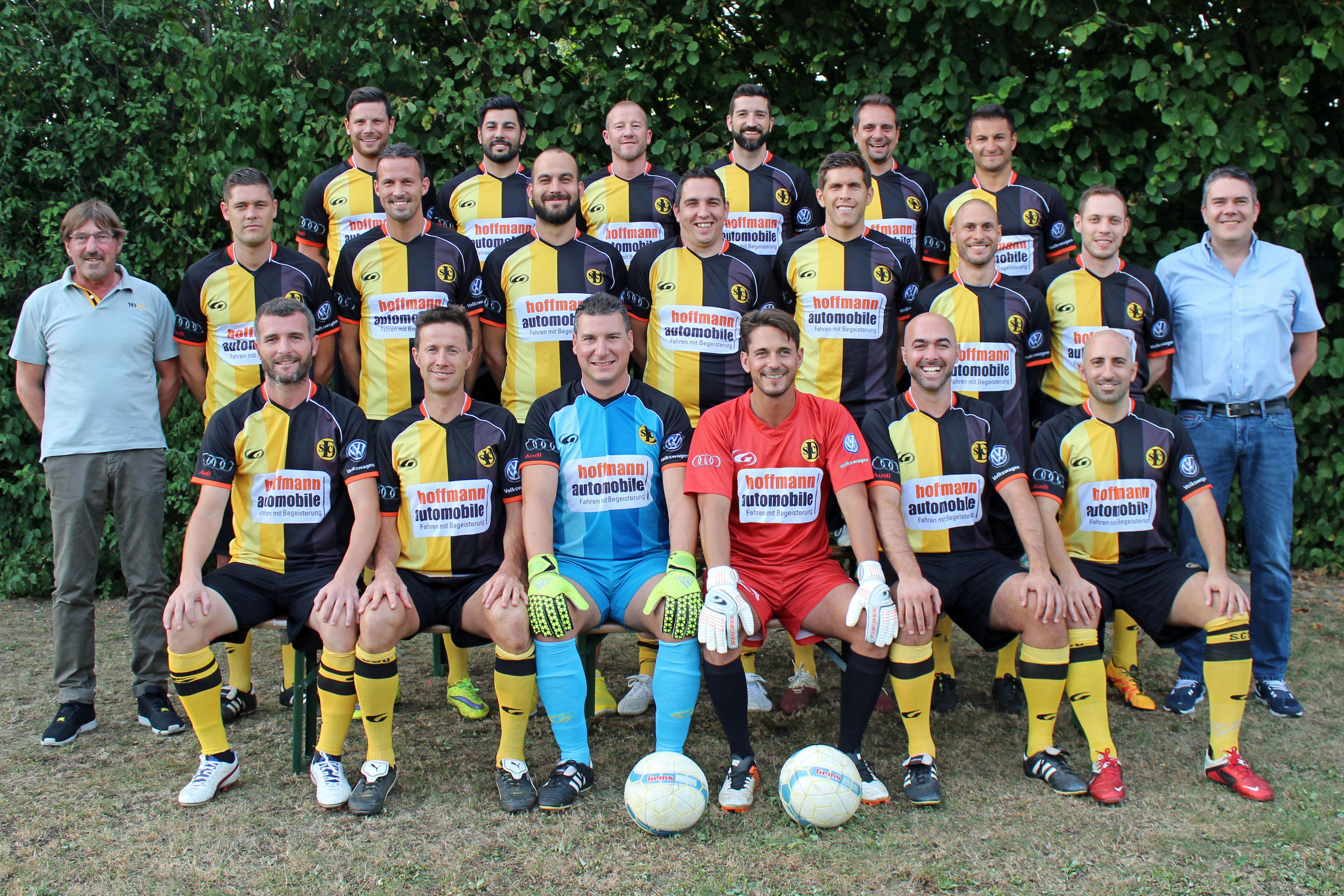 Die Senioren 30+ des SC Dornach mit Spielertainer Fabian Dreier (obere Reihe links), Marco Streller und Benjamin Huggel (mittlere Reihe; Dritter von links und Vierter von rechts) sowie Alex Frei (vorne links).