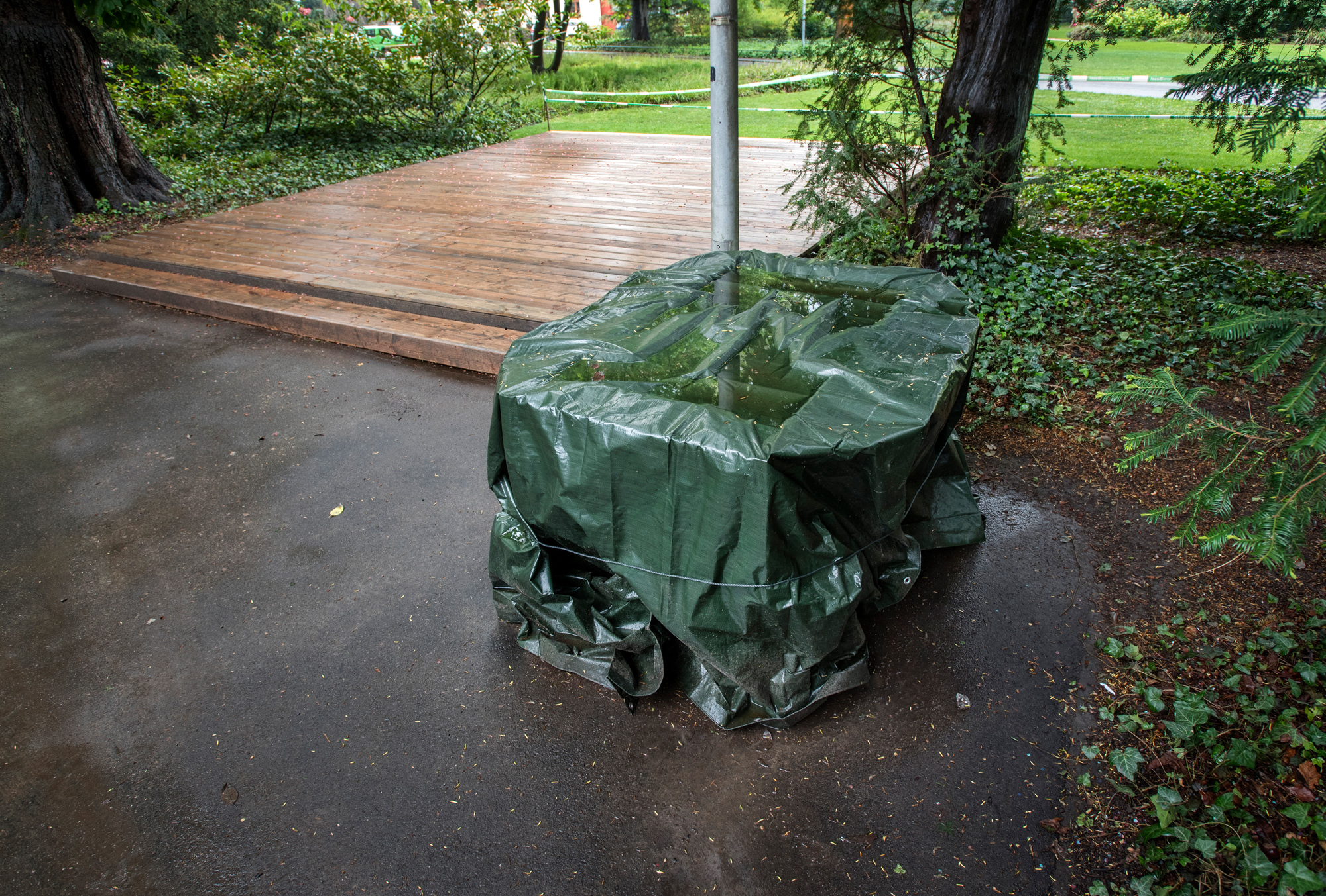 Noch steht die «Überraschung» zugedeckt im Regen: Einen Töggelikasten gibt es auch.
