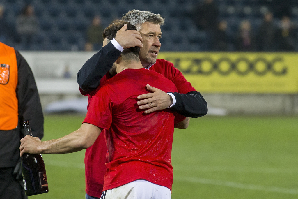 Basels Renato Steffen und Basels Trainer Urs Fischer, von links, jubeln nach dem Fussball Meisterschaftsspiel der Super League zwischen dem FC Luzern und dem FC Basel 1893 in der Swisspor Arena in Luzern, am Freitag, 28. April 2017. Der FC Basel wurde zum achten Mal in Serie Schweizer Meister. (KEYSTONE/Alexandra Wey)