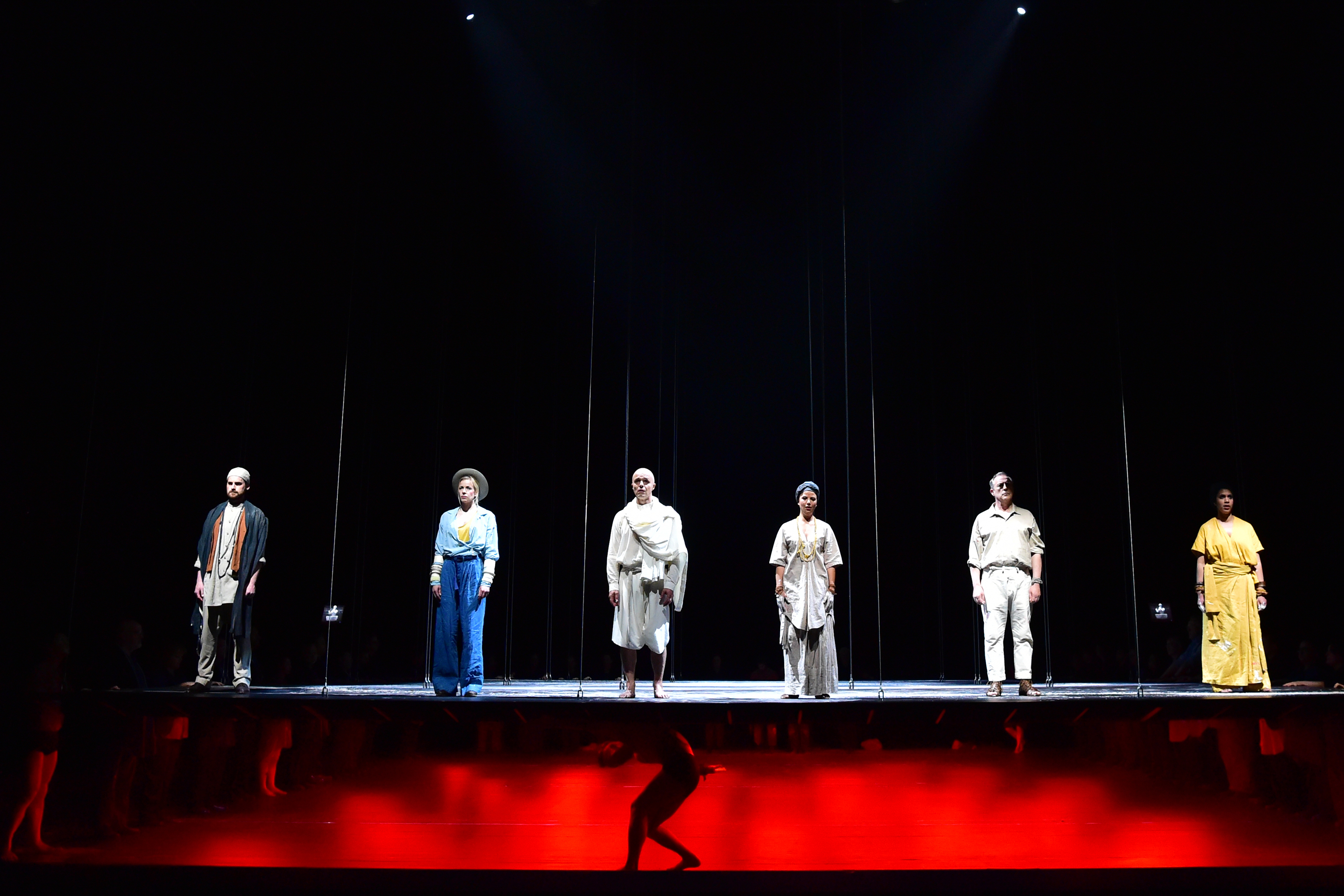 Die «Kraft der Wahrheit» kann ganz schön erdrückend sein: Nicholas Crawley, Cathrin Lange, Rolf Romei, Maren Favela, Andrew Murphy, Anna Rajah.