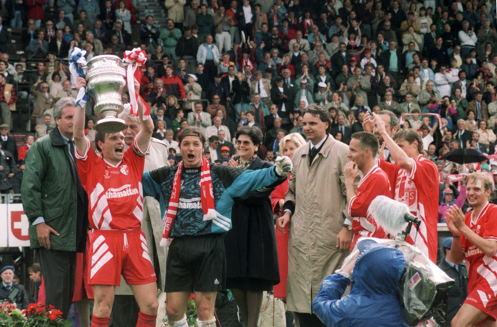 ZUM FUSSBALL CUPFINAL ZWISCHEN DEM FC BASEL UND DEM FC SION AM SONNTAG, 7. JUNI 2015, IM ST. JAKOB PARK IN BASEL STELLEN WIR IHNEN FOLGENDES BILDMATERIAL ZUR VERFUEGUNG - Alain Geiger mit dem Pokal, Torhueter Stephane Lehmann, Bundesraetin Ruth Dreifuss, Christian Constantin, Praesident des FC Sion, und weitere Spieler (v.l.n.r.) freuen sich am Pfingstmontag, 5. Juni 1995 ueber den Sieg des FC Sion beim Schweizer Fussball Cupfinal gegen GC im Stadion Wankdorf in Bern. Der FC Sion gewinnt den Final 4:2. (KEYSTONE/Str)
