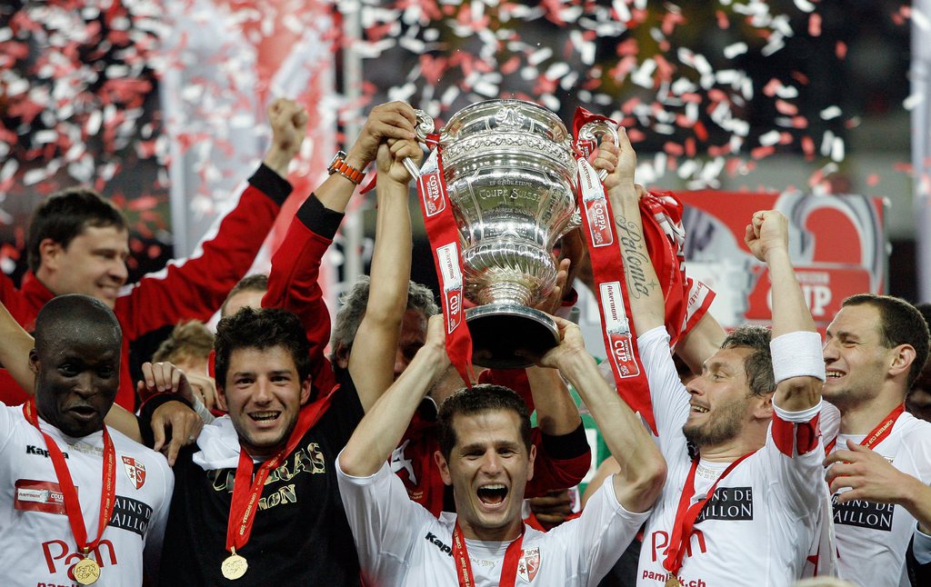 ZUM FUSSBALL CUPFINAL ZWISCHEN DEM FC BASEL UND DEM FC SION AM SONNTAG, 7. JUNI 2015, IM ST. JAKOB PARK IN BASEL STELLEN WIR IHNEN FOLGENDES BILDMATERIAL ZUR VERFUEGUNG - FC Sion's players celebrate after winning the Swiss Cup final soccer match between BSC Young Boys and the FC Sion in the Stade de Suisse Wankdorf in Bern, Switzerland, Wednesday, May 20, 2009. (KEYSTONE/Peter Klaunzer)
