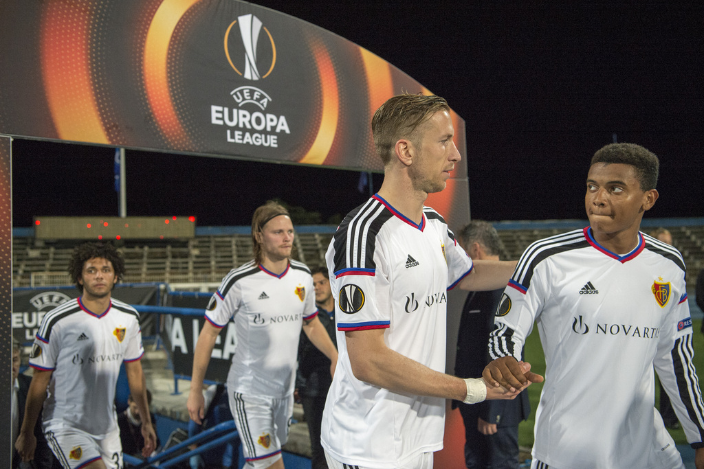 Basel's Mohamed Elneny, Birkir Bjarnason, Marc Janko and Manuel Akanji, from left, enter the pitch for the second half during the UEFA Europa League group I group stage matchday 4 soccer match between Portugal's C.F. Os Belenenses and Switzerland's FC Basel 1893 at the Estadio do Restelo in Lisbon, Portugal, on Thursday, November 5, 2015. (KEYSTONE/Georgios Kefalas)