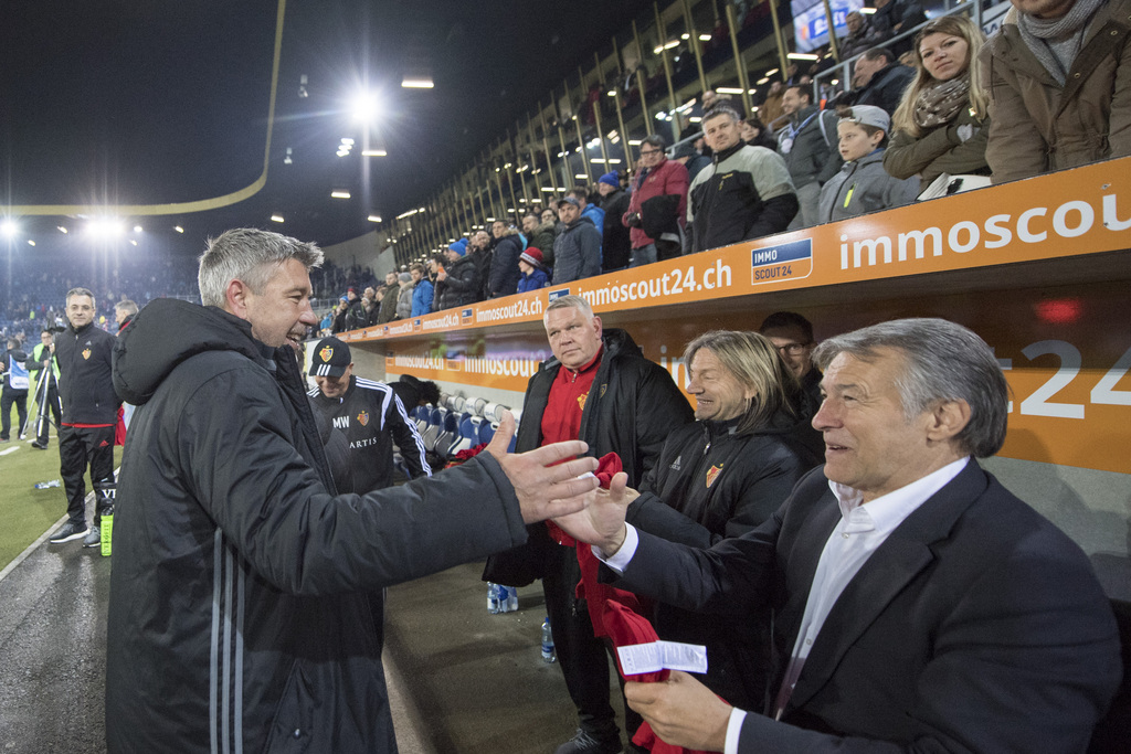 Die Basler mit Trainer Urs Fischer, links, feiern nach dem Fussball Meisterschaftsspiel der Super League zwischen dem FC Luzern und dem FC Basel vom Freitag 28. April 2017 in Luzern. (KEYSTONE/Urs Flueeler)