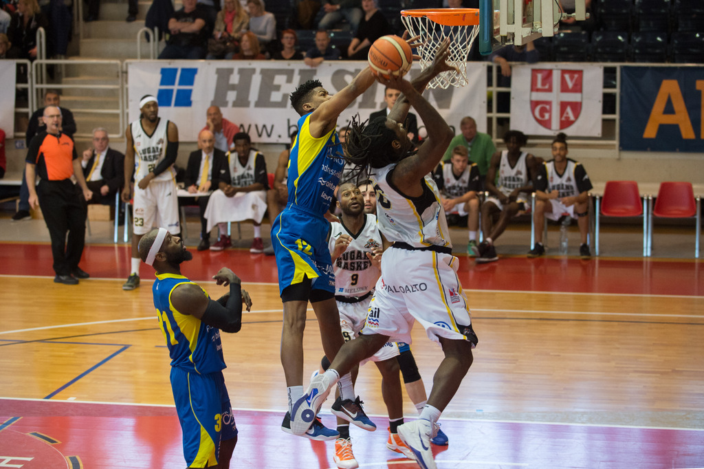 Luganos Eric Williams, rechts, im Spiel gegen Starwings Octavius Brown, links, waehrend dem Nationalliga A Basketball Playoff Viertelfinalspiel zwischen den Lugano Tigers und den Starwings Basket Regio Basel, am Samstag, 29. April 2017, in Lugano. (KEYSTONE/TI-PRESS/Davide Agosta)