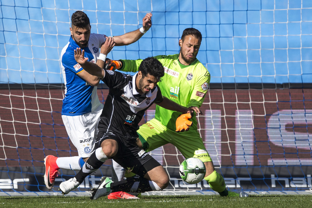 Mirko Salvi im Tor und Eray Cümart (Mitte) wehren sich erfolgreich gegen Munas Dabbur. Der 1:0-Sieg gegen die Grasshoppers ist der letzte von zuletzt fünf Erfolgen in Serie.