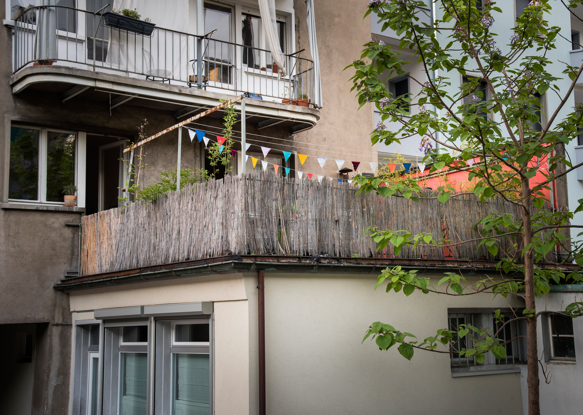 Gut für die Pflanzen: Am Rand der Terrasse verläuft eine Regenrinne.