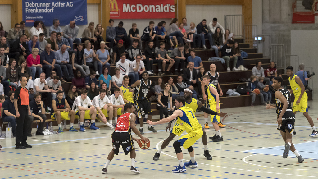 Ein Uebrsichtsbild waehrend des dritten Spiels der Playoff Viertelfinalspiele der Basketball National League A zwischen den Starwings Basket Regio Basel und den Lugano Tigers in der Sporthalle in Birsfelden, am Freitag, 5. Mai 2017. (KEYSTONE/Georgios Kefalas)