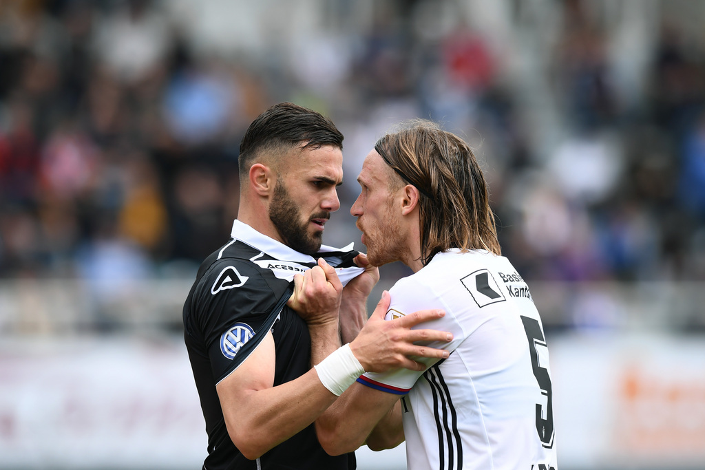 Face to face between Lugano's player Armando Sadiku, left, and Basel's player Michael Lang, right, during the Super League soccer match FC Lugano against FC Basel, at the Cornaredo stadium in Lugano, Sunday, May 7, 2017. (KEYSTONE/Ti-Press/Gabriele Putzu)