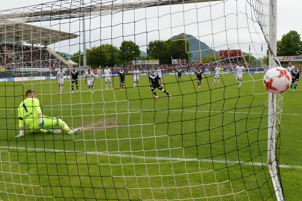 Lugano's player Ezgian Alioski scores 1-2 penalty goal during the Super League soccer match FC Lugano against FC Basel, at the Cornaredo stadium in Lugano, Sunday, May 7, 2017. (KEYSTONE/Ti-Press/Gabriele Putzu)