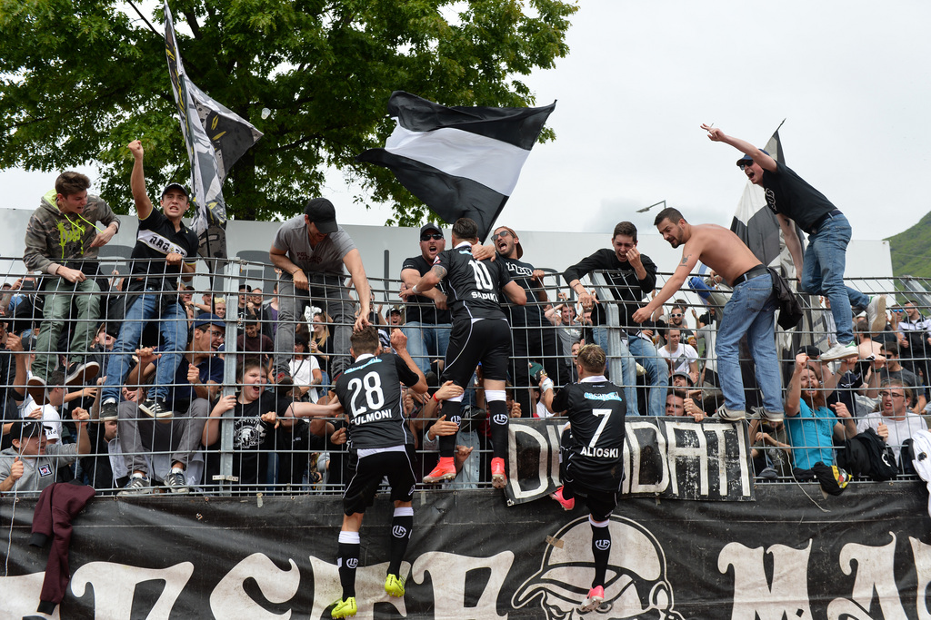 Lugano's player Armando Sadiku celebrate with fans 2-2 goal during the Super League soccer match FC Lugano against FC Basel, at the Cornaredo stadium in Lugano, Sunday, May 7, 2017. (KEYSTONE/Ti-Press/Gabriele Putzu)