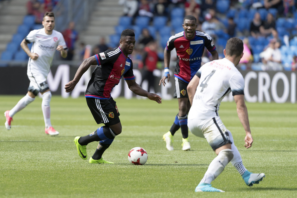 Der Basler Neftali Manzambi in Aktion im Fussball Meisterschaftsspiel der Super League zwischen dem FC Basel 1893 und dem FC Thun im Stadion St. Jakob-Park in Basel, am Sonntag, 14. Mai 2017. (KEYSTONE/Georgios Kefalas)