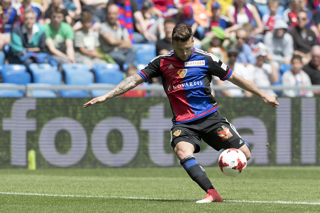 Der Basler Renato Steffen erzielt das 1:1 im Fussball Meisterschaftsspiel der Super League zwischen dem FC Basel 1893 und dem FC Thun im Stadion St. Jakob-Park in Basel, am Sonntag, 14. Mai 2017. (KEYSTONE/Georgios Kefalas)