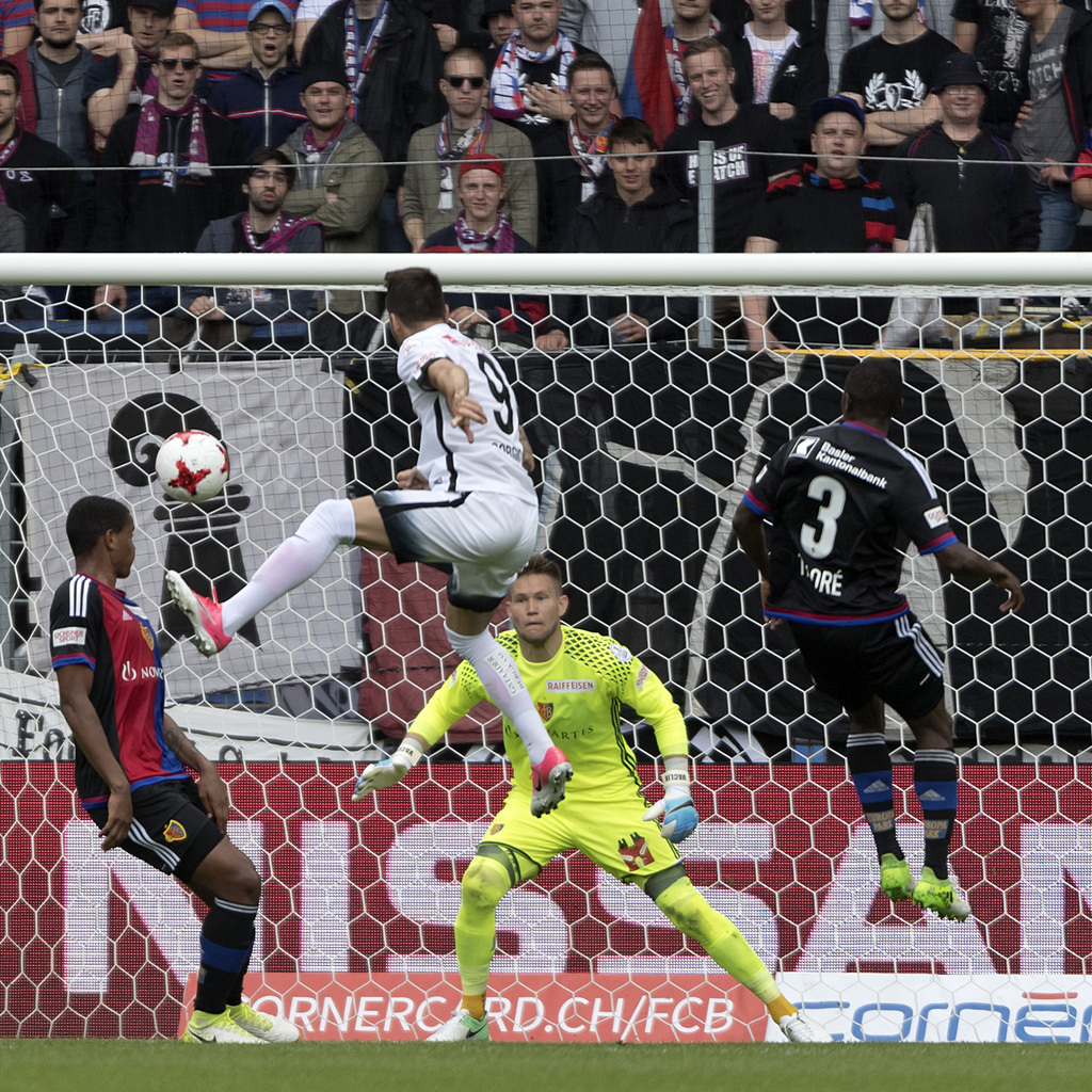Der Thuner Dejan Sorgic, MItte, erzielt das 0.1 im Fussball Meisterschaftsspiel der Super League zwischen dem FC Basel 1893 und dem FC Thun im Stadion St. Jakob-Park in Basel, am Sonntag, 14. Mai 2017. (KEYSTONE/Georgios Kefalas)